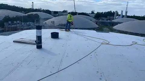 COMMERCIAL FLAT ROOF IN PROGRESS preparation