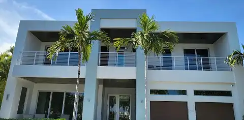 Rooftop vegetation cooling down a home in sunny South Florida
